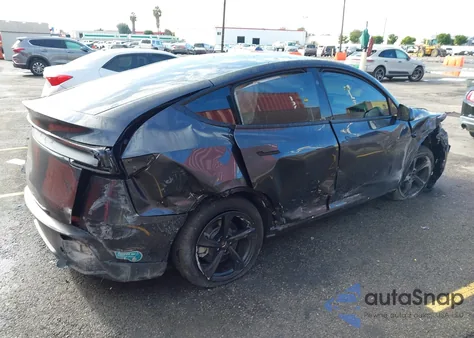 2026 Tesla Model Y Long Range Dual Motor All-Wheel Drive z USA, uszkodzony, nr VIN 7SAYGDED2TF385362